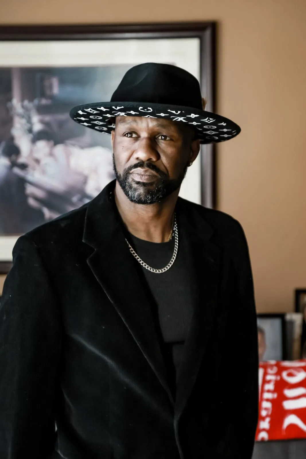 Man in a wide-brimmed hat and black suit